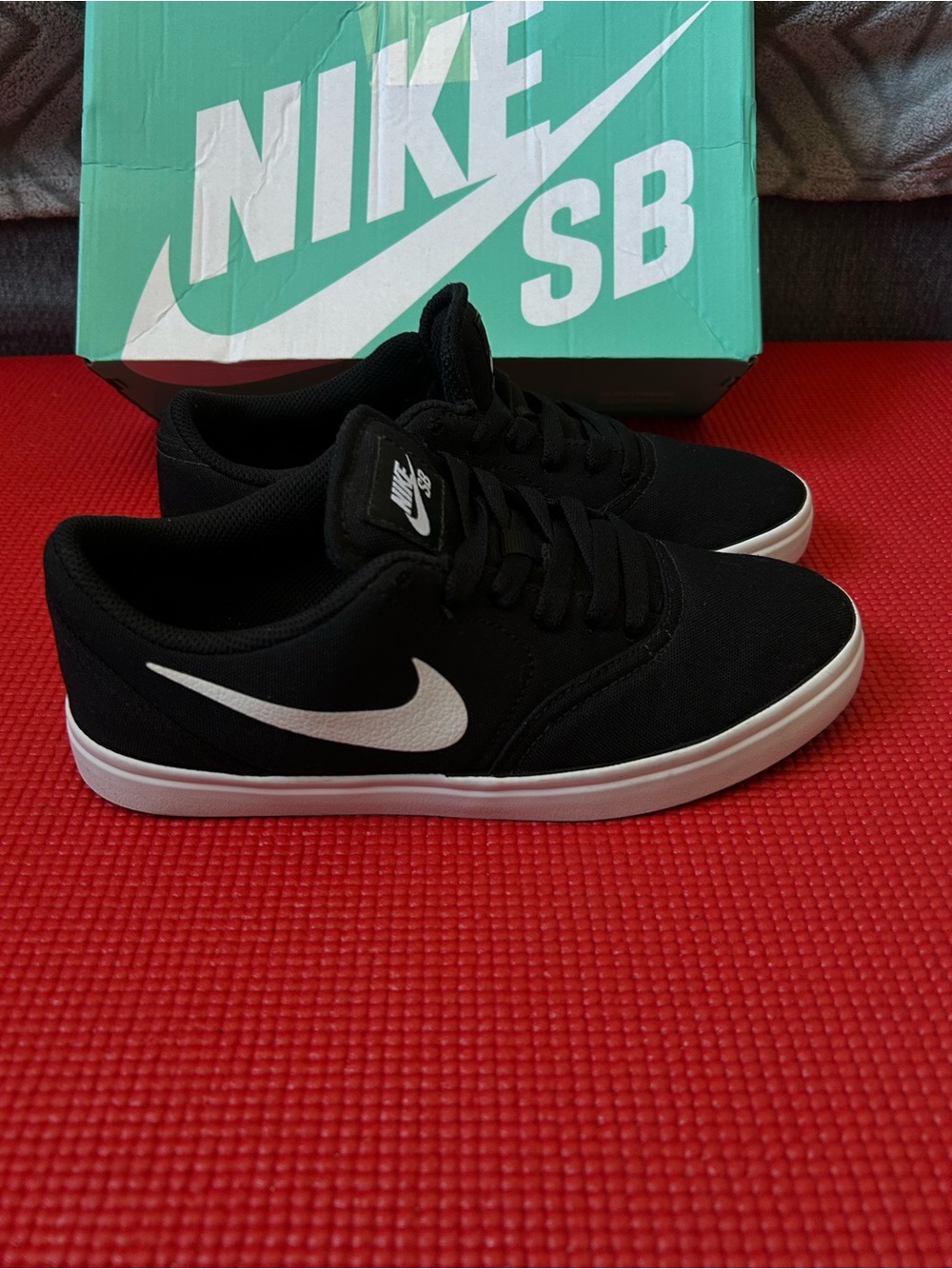 EUC Nike SB Men's Black/White Skate Sneakers. Size 6Y Unisex